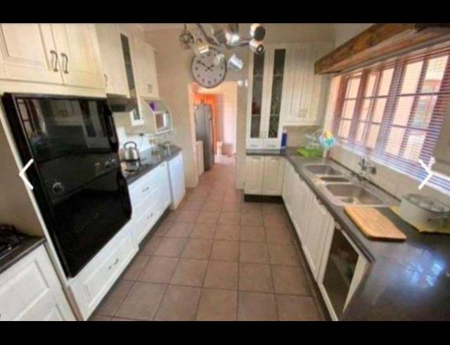 5 BEDROOM HOUSE FOR SALE IN OBERHOLZER